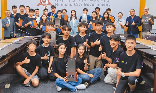 2024年VEX机器人世界大赛近日闭幕，新竹市有4个团队、25位选手获奖，市长高虹安（后中）17日与选手们合影。（新竹市政府提供／陈育贤新竹传真）