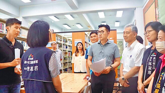新社、石岡2座圖書館年久失修，嚴重漏水，立法院副院長江啟臣（中）17日邀客委會及台中市政府等相關單位會勘。（江啟臣辦公室提供／張妍溱台中傳真）