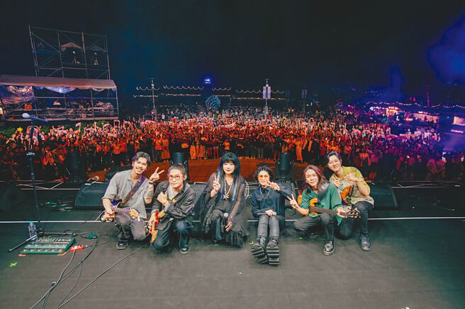 麋先生和唐綺陽（左三）同台演出。（相信音樂提供）