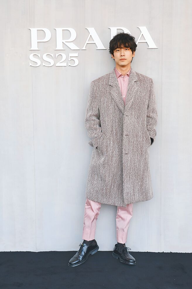 坂口健太郎以品牌大使之姿出席Prada 2025春夏系列大秀。（Prada提供）