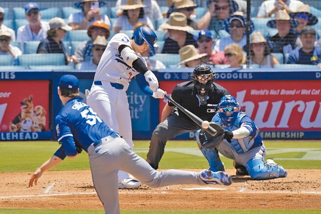 大谷翔平3局敲出陽春炮的瞬間。（美聯社）