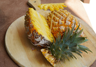 凤梨削皮现「黑色点点」老饕喊别丢：特别甜