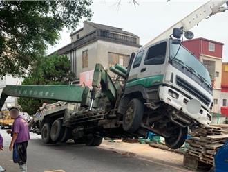 金門水泥車灌漿中突「翹獨輪」   疑地基淘空沈陷立刻停工