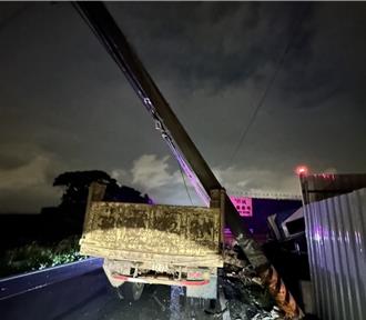 砂石車撞斷電線桿   新屋區59戶停電   台電急進場搶修