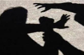 只是「嘖」一聲！男教授丟筆電砸瞎女友左眼 判刑4年入獄