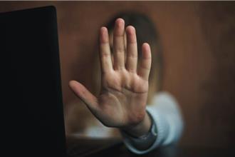 不滿被分手又聲請保護令   悍女找閨蜜男友住處潑汽油想縱火