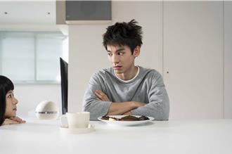 林柏宏再秀養眼肌肉洗澡 被剪掉的裸身畫面再脫一次