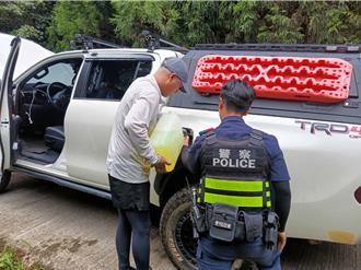 沒油了！男駕「皮卡」受困蓬萊林道 波麗士提油助脫困
