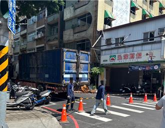 装潢拆除「从4楼往下丢」又封路惹民怨 警方开罚了