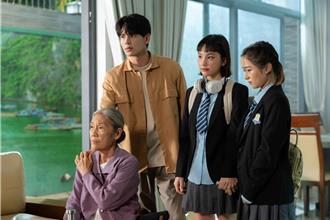 70歲國民阿嬤博命演出！「連人帶輪椅滑下山坡」劇組嚇傻