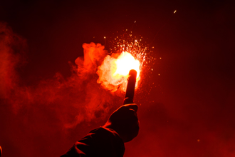 不滿男子與前女友交往　找同夥闖住處痛毆！點信號彈恐嚇