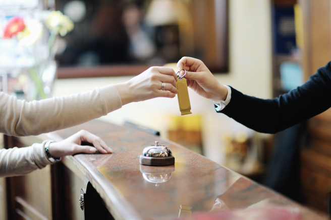 旅客提早抵達目的地，不妨直接詢問飯店櫃台能否提前入住，有可能獲得正面的答覆。（示意圖：shutterstock／達志）