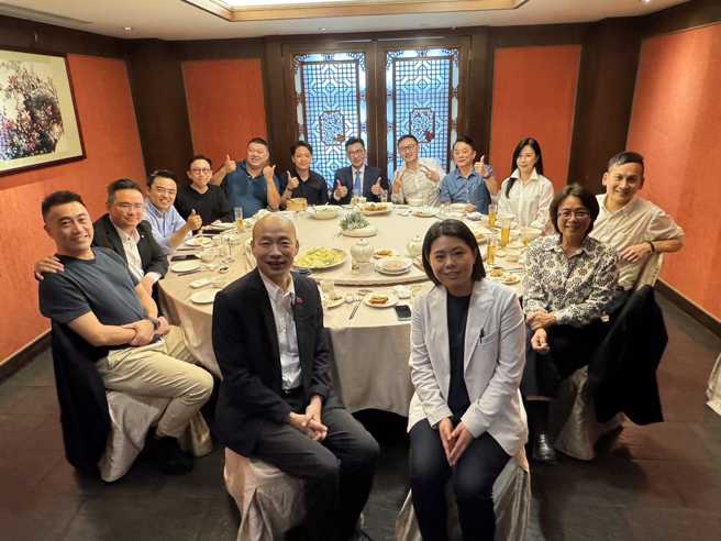 立法院长韩国瑜（中）18日中午邀国民党立委聚餐，晚间再宴请由民眾党主席柯文哲率领的民眾党团立委吃饭。（图 / 取自叶元之脸书）