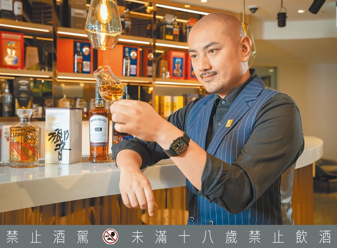 三得利品牌大使苏友钦Johnny于今年3月获得The Keepers of the Quaich殊荣。（林胜发摄）饮酒过量 有碍健康