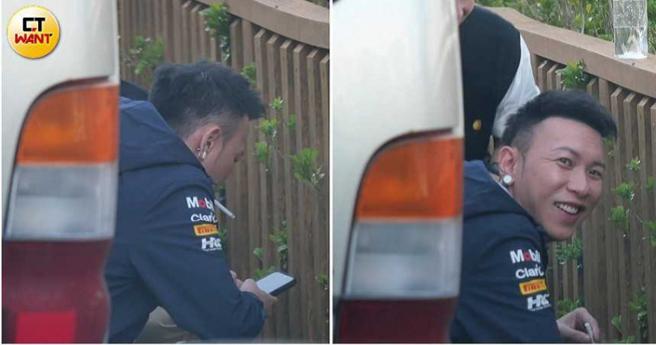 到達體育館後，小春先是和隨行人員走到校園角落處蹲下抽菸。（圖／本刊攝影組）