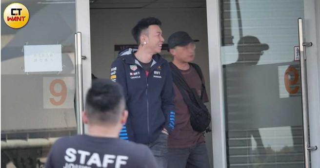 演出前小春與工作人員一起走到體育館後門外放風。（圖／本刊攝影組）