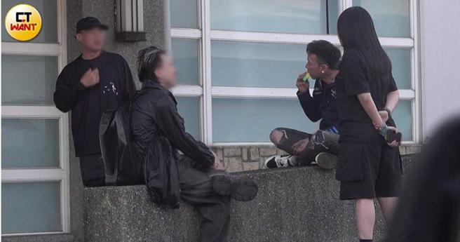 越抽越上癮的小春，最後直接在體育館後門大喇喇抽起菸，完全不躲藏了。（圖／本刊攝影組）