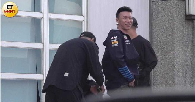 小春結束演出後，迅速離開體育館搭上廂型車離開。（圖／本刊攝影組）