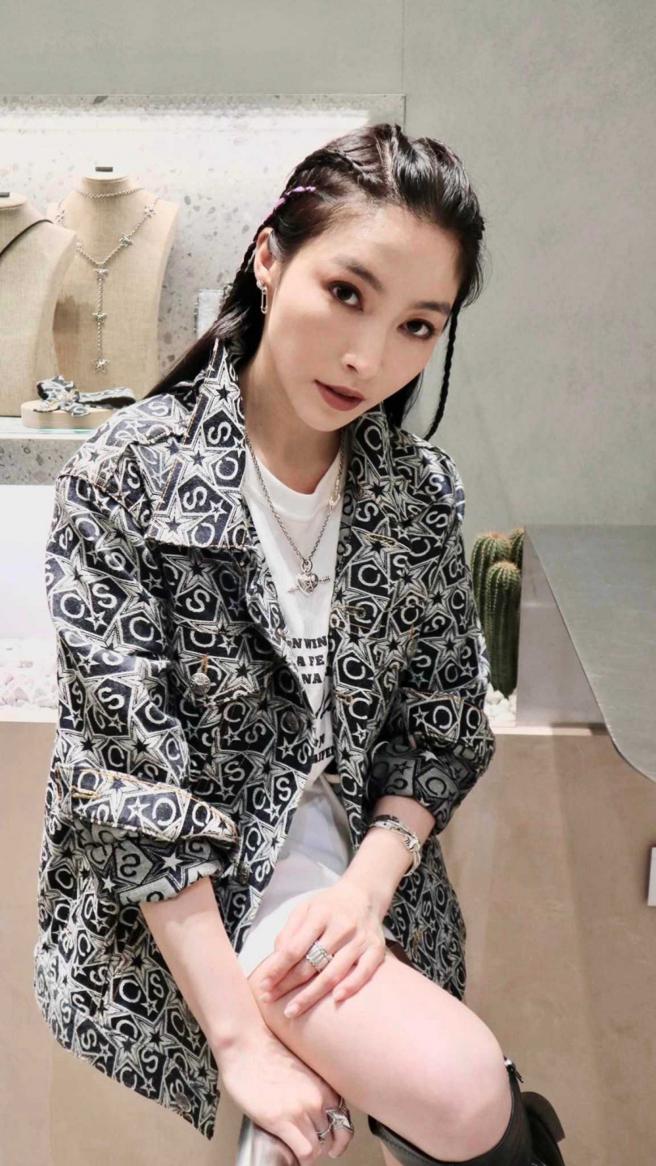 张家玮刚以庞克女形象回归八点檔，却传出离开节目。（图／翻摄自张家玮脸书）