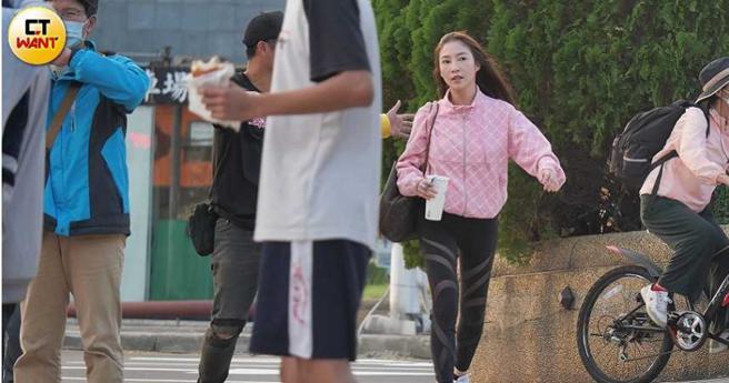 去年12月，本刊直击张家玮综艺拍到尾声，赶场前往民视直到晚上10点才下工。（图／本刊摄影组）