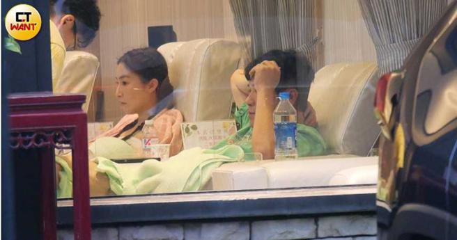 无预警消失在节目粉专，但2个月前张家玮才和胡瓜等人一起按摩。（图／本刊摄影组）