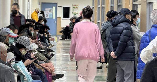 衛福部3月推出護病比新制，希望減輕護理師工作量，但由於未強制入法，多數醫院沒有遵守，也讓護理師離職潮持續惡化。（示意圖／非當事人／報系資料照）