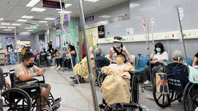 護理師人力缺很大，也引發醫院關床潮，許多患者苦等不到病床人滿為患，就連走廊都擠滿病人。（示意圖／報系資料照）