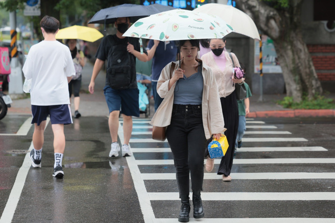 今天水氣仍多，白天西半部有零星降雨，午後中部以北、東半部及山區有雷陣雨。（郭吉銓攝）