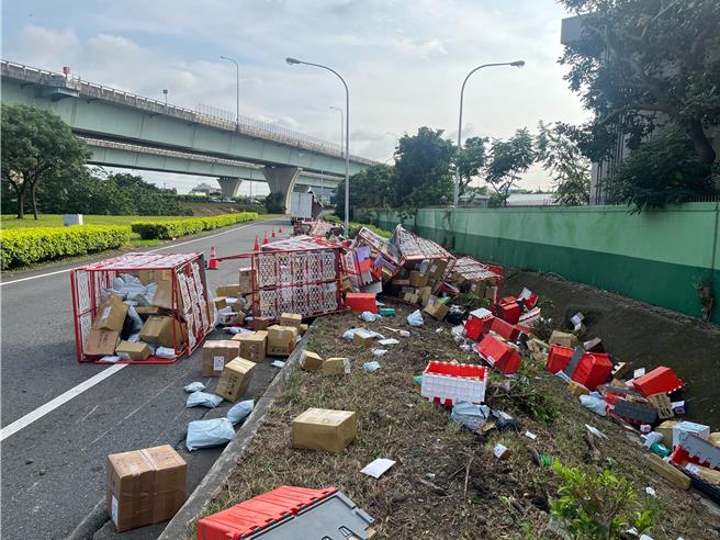 货车车门未锁紧，货物四散中坜服务区入口匝道。(国道警方提供／吕筱蝉桃园传真)