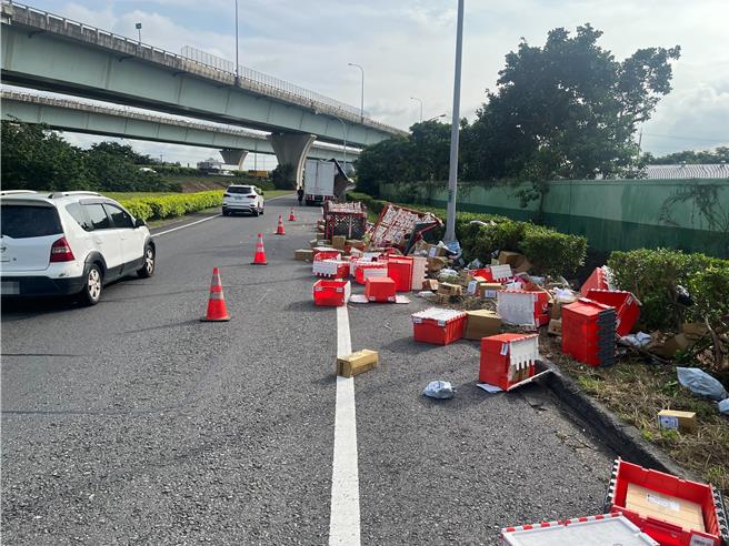 货车车门未锁紧，货物四散中坜服务区入口匝道。(国道警方提供／吕筱蝉桃园传真)