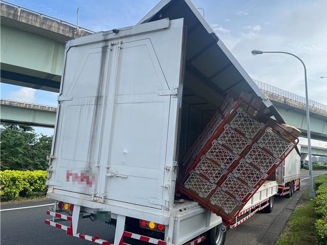 货车车门未锁紧，货物四散中坜服务区入口匝道。(国道警方提供／吕筱蝉桃园传真)