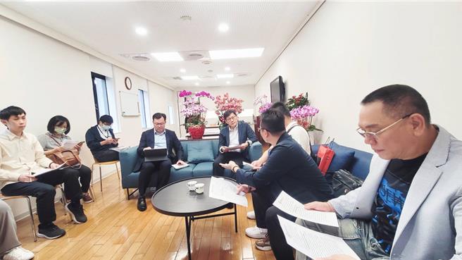 台湾游泳池事业协会上周拜会教育部次长张廖万坚与体育署长郑世忠，表达水上救生员不足与考证等问题，寻求解套方案。（台湾游泳池事业协会提供／王志伟花莲传真）