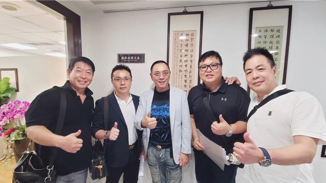 台湾游泳池事业协会上周拜会教育部次长张廖万坚与体育署长郑世忠，表达水上救生员不足与考证等问题，寻求解套方案。（台湾游泳池事业协会提供／王志伟花莲传真）