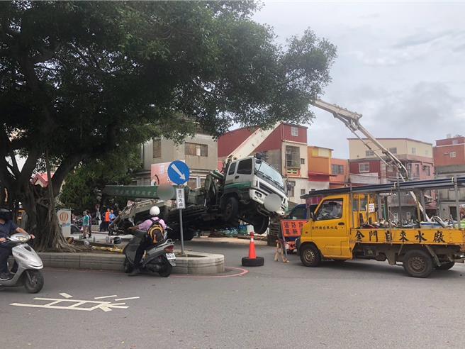 该起工安意外因施工机具所支撑之地基淘空沈陷，损及公共设施危害公共安全，主管机关已勒令承造人尽速回填地基避免造成进一步危害，并于加强施工安全措施后，始得继续施工。(图／民眾提供)