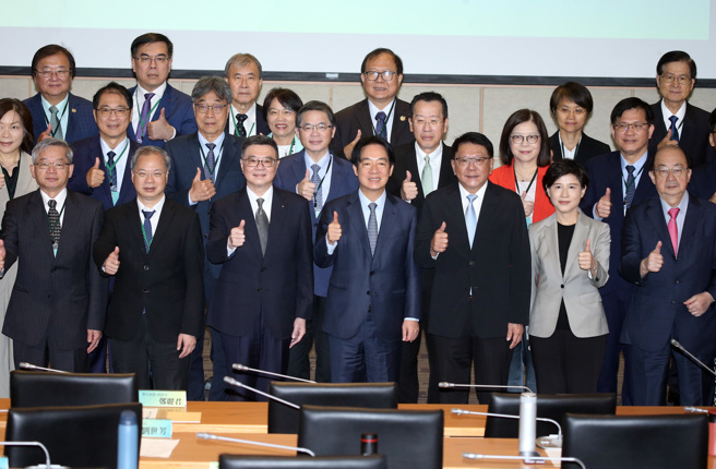 圖為民進黨5月4日在交通部集思會議中心舉行「行動創新AI內閣」新內閣策勵營活動，總統賴清德（前排中）、行政院長卓榮泰（前排中左）、立法院黨團總召柯建銘（前排右）到場，並與新內閣成員合影留念。（資料照,姚志平攝）