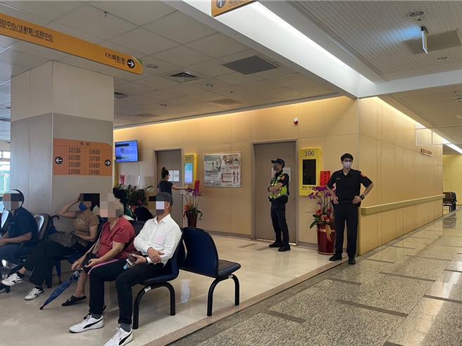 35岁廖姓男子疑似因求爱不成，以电邮方式扬言「回诊时要随机砍人…」，警方在16日接获报案，提前布署，化解一场危机。（民眾提供／冯惠宜台中传真）