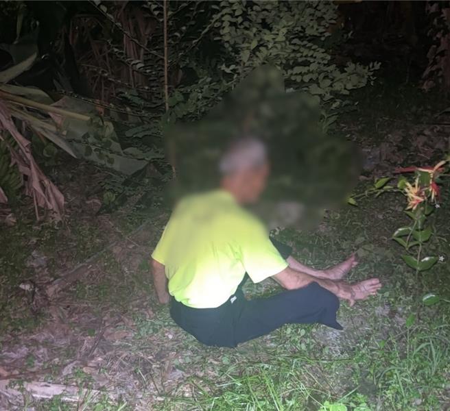 高雄弥陀一名老翁于6月16日外出失联，家属心急报警，警方最后在其住家附近果园寻获老翁。（翻摄照片／林瑞益高雄传真）