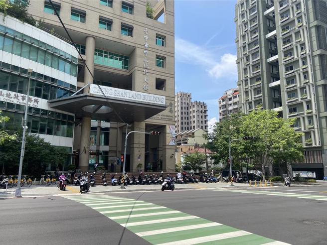 台中市西區三民路地政局19日上午發生墜樓事件，1名女性因不明原因從9樓墜落，倒臥人行道上當場死亡。（馮惠宜攝）