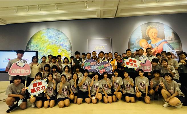 台南市政府招待65校2400名師生參觀奇美博物館《從拉斐爾到梵谷：英國國家藝廊珍藏展》，市長黃偉哲今天陪同學子參訪。（曹婷婷攝）