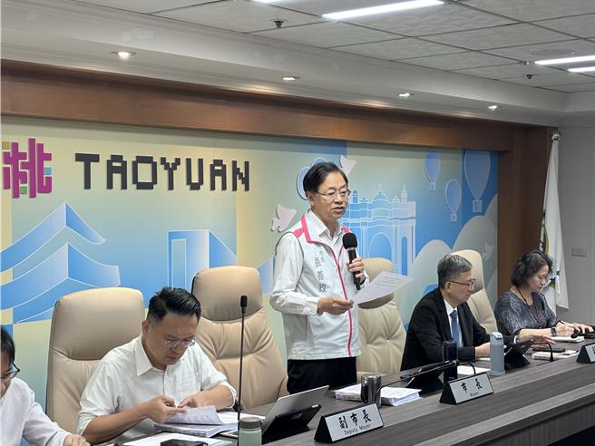 桃园市长张善政19日主持市政会议时表示市府已共同研讨中坜临时车站周边交通动线规画。（姜霏摄）