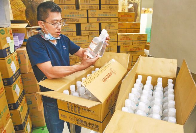 永豐停產生理食鹽水釀缺口，食藥署兩周急尋112萬袋。圖為醫院庫存不同用途的食鹽水。（示意圖／本報資料照）