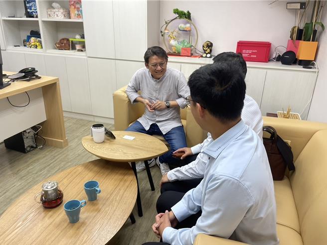 台东营区停车受检影响交通，黄建宾（左）今日与国防部陆军司令部相关人员协调改善。（黄建宾提供／蔡旻妤台东传真）