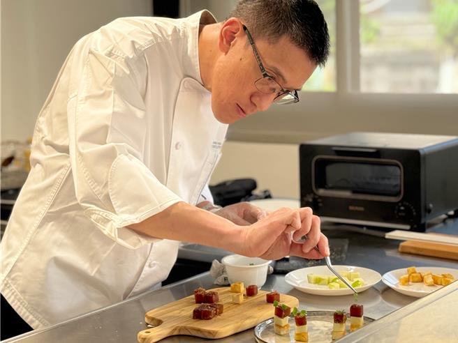 台北W饭店行政主厨许政堂为高雄海味试作限定料理。（高雄市海洋局提供／林瑞益高雄传真）