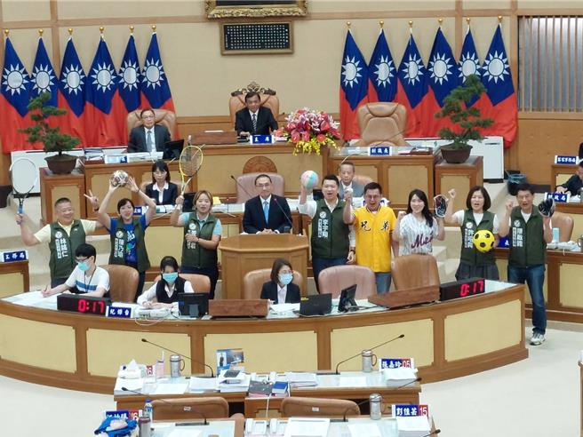 民进党新北市议员黄淑君质疑新北小巨蛋的建筑量体的规画商业设施高达8成，远大于主副场馆，体育局长洪玉玲，在招商文件中说明，附属商业设施不能超过40％，高雄或其他县市招商都是用这样的模式在处理。（陈慰慈摄）