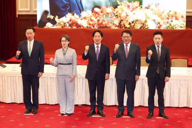 赖清德总统（中）、副总统萧美琴（左）、总统府秘书长潘孟安（右）等19日举行就职满月记者会，宣布府内就气候变迁、健康台湾、全民防卫3大方向成立3大任务型编组委员会。（杜宜谙摄）