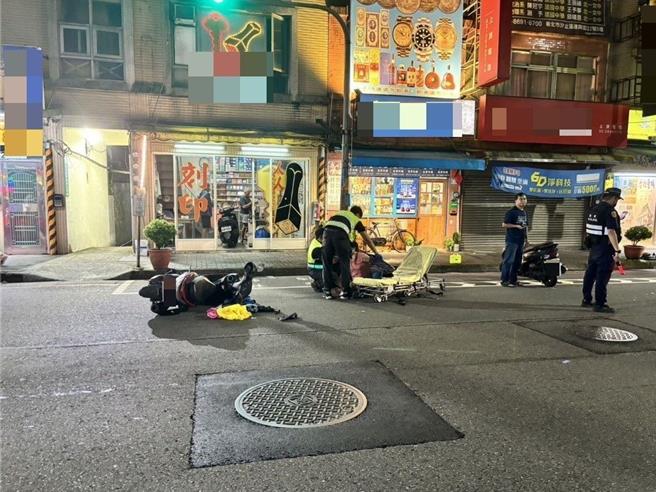 陈姓妇人18日晚间骑机车沿汐止大同路往基隆方向直行，欲超越同向前方机车时，2车不慎碰撞后倒地。（汐止警分局提供）