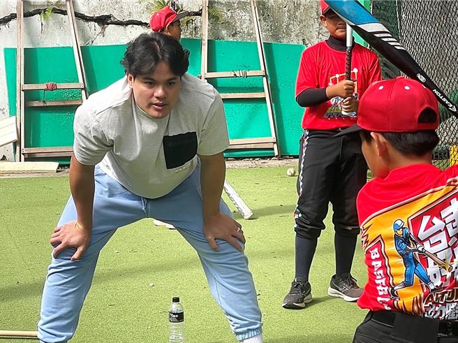 旅美球星、外号「国防部长」的张育成，宣布返回台湾参加中华职棒选秀。（萧嘉蕙摄）