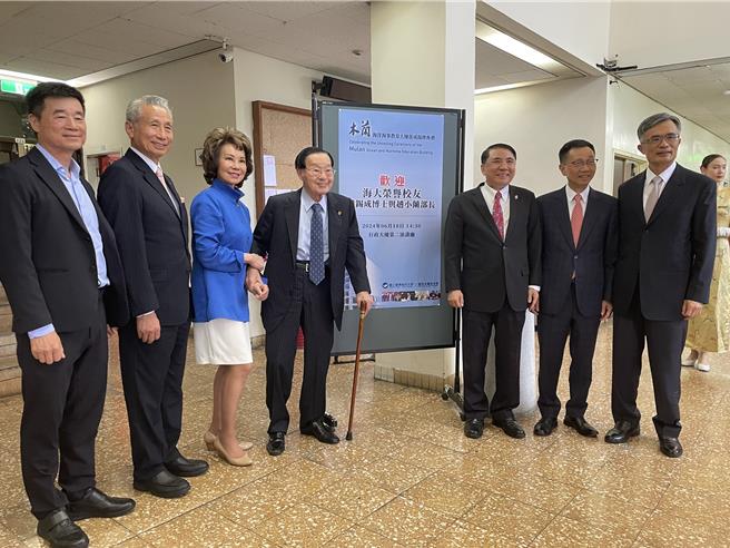 美國福茂集團創辦人、「華人船王」趙錫成（左四）捐資100萬美元，幫助海大興建「木蘭海洋海事教育大樓」，其女首位美國亞裔前部長趙小蘭（左三）也一同出席揭牌。（國立台灣海洋大學提供／徐佑昇基隆傳真）