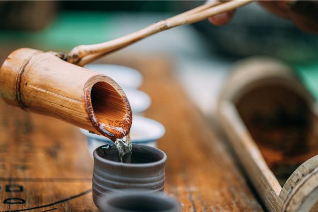 布农族人谢国华经营的「拿普原生有机茶园」採用有机自然农法种植茶叶，在交通部观光署茂林国家风景区管理处产业辅导挹注下，「拿普原生茶」荣获今年「比利时国际风味评鑑奖」的「2024绝佳风味二星奖章」。（茂管处提供／林雅惠高雄传真）