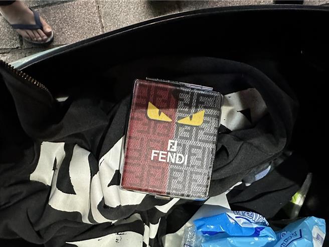 何男车箱内藏的名牌K盘。（三重警分局提供／张铠乙新北传真）